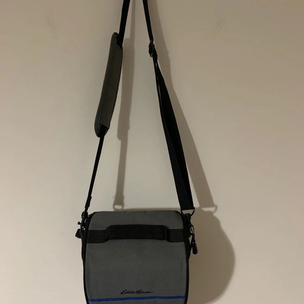 EDDIE BAUER CAMERA, CAMCORDER OR TRAVEL BAG WITH SHOULDER STRAP CLASSIC